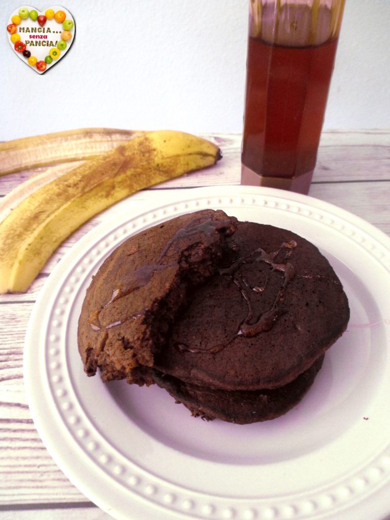 Schokoladen-Bananen-Pfannkuchen, ohne Zucker, Essen ohne Bauch