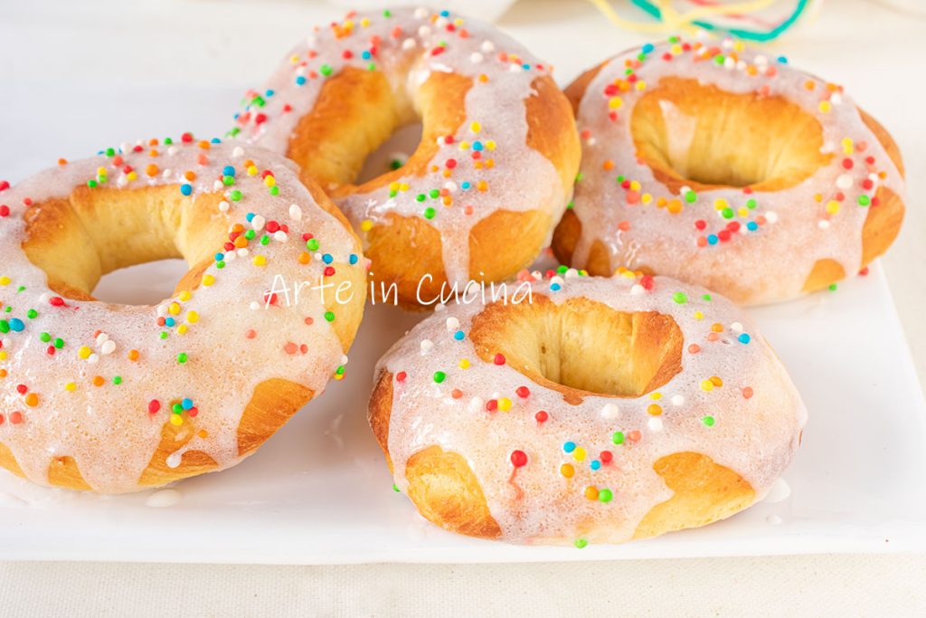 Weiche Karnevals-Donuts