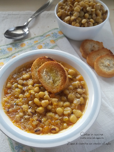 Zuppa aus Kichererbsen mit Knoblauch-Crostini