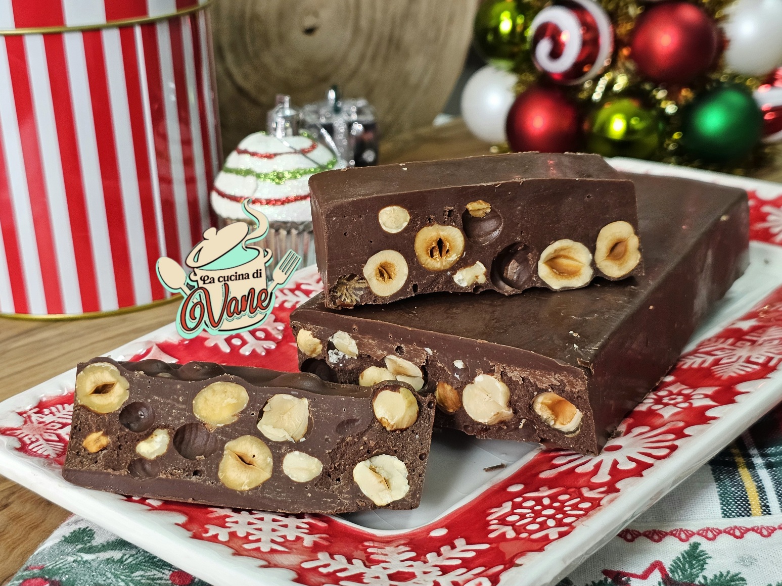 Hausgemachter Gianduja-Torrone mit Haselnüssen und Schokolade