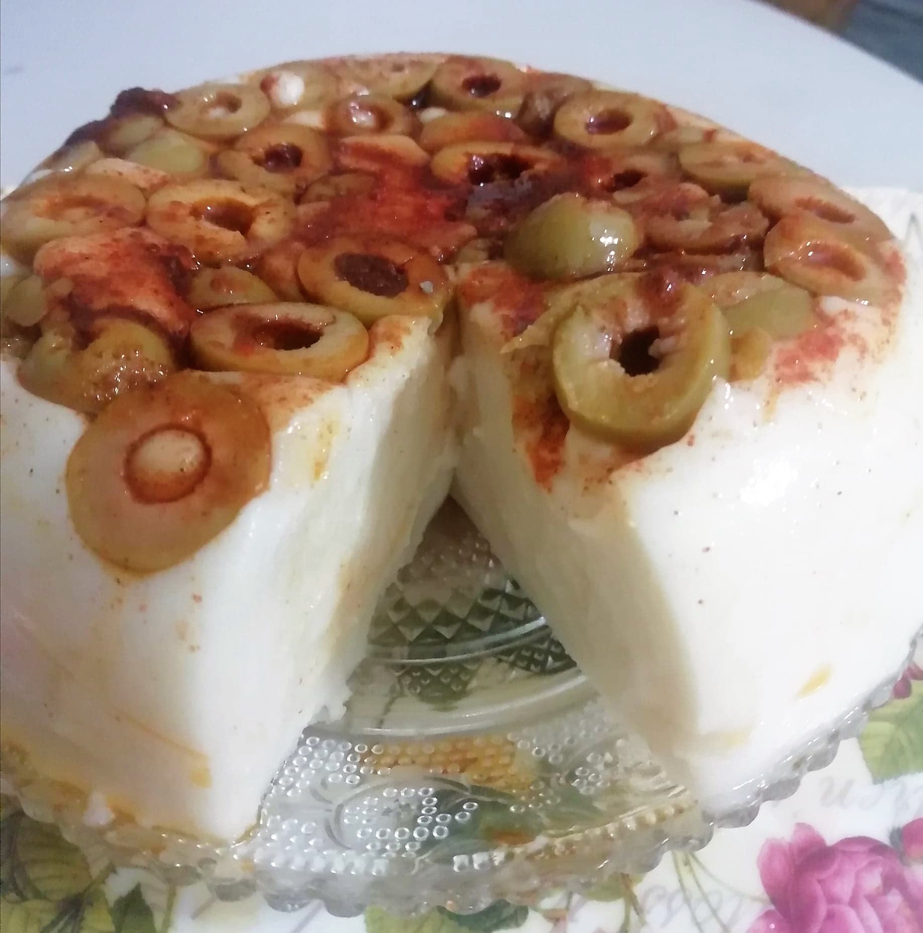 KÄSE AUS REISMILCH MIT OLIVEN UND PAPRIKA