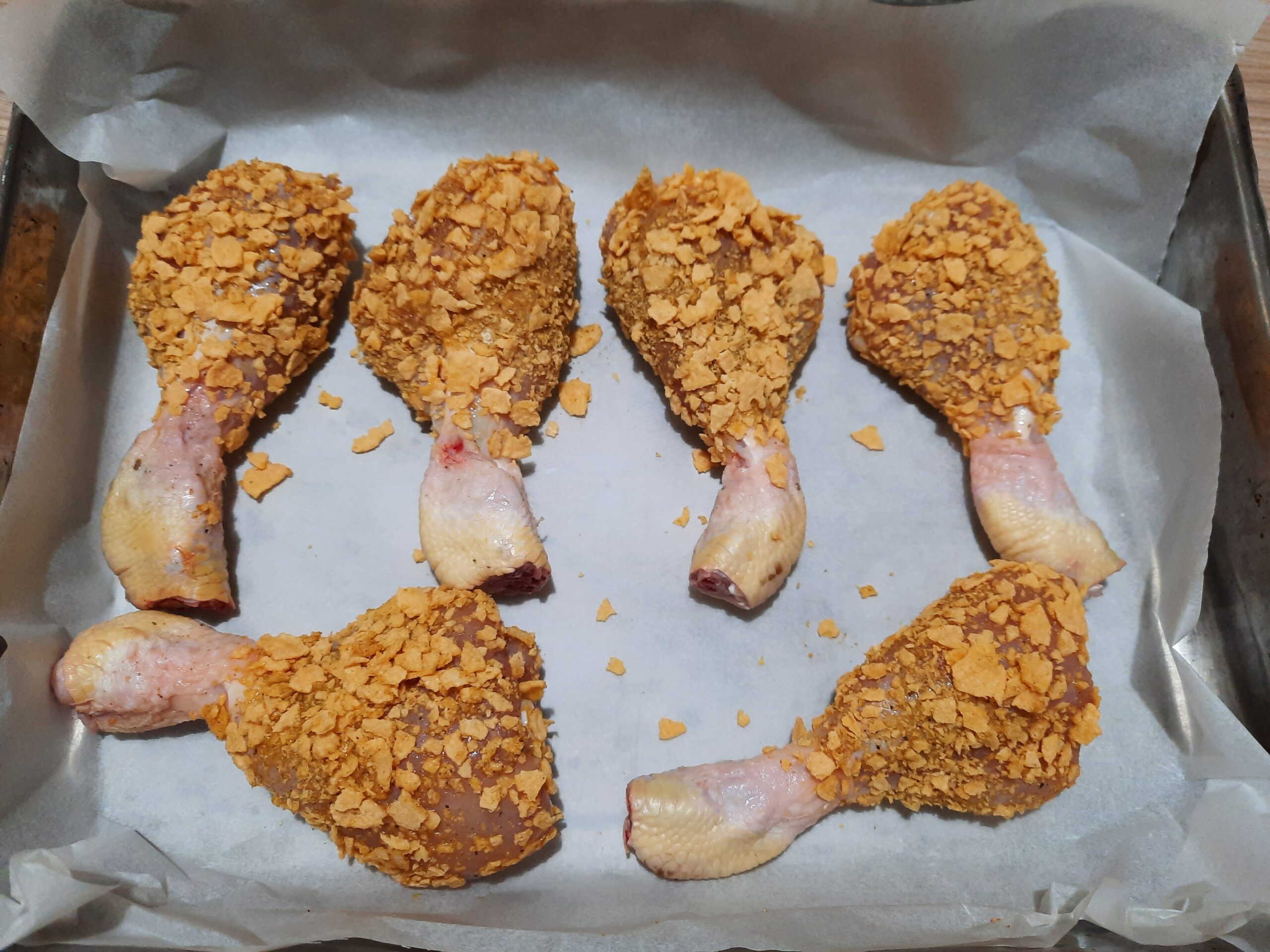 Im Ofen gebackene Hähnchenschenkel mit Cornflakes