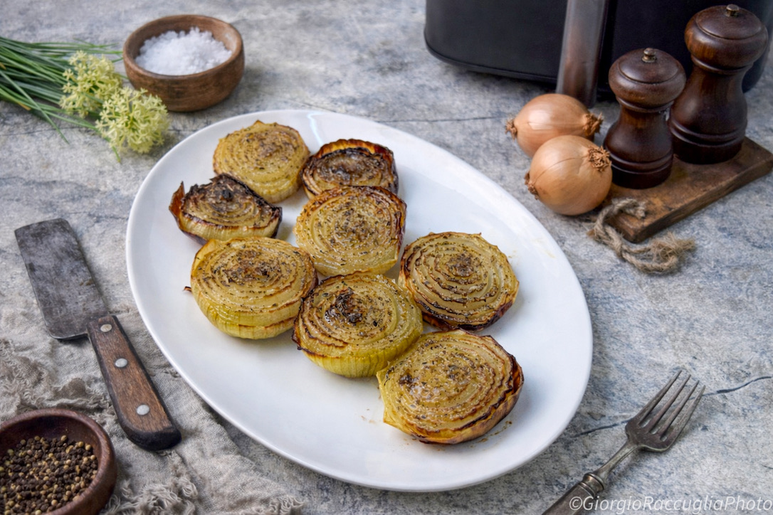 Schon 4 Zwiebeln reichen für eine unglaubliche Beilage: weiche, karamellisierte Zwiebeln aus der Heißluftfritteuse