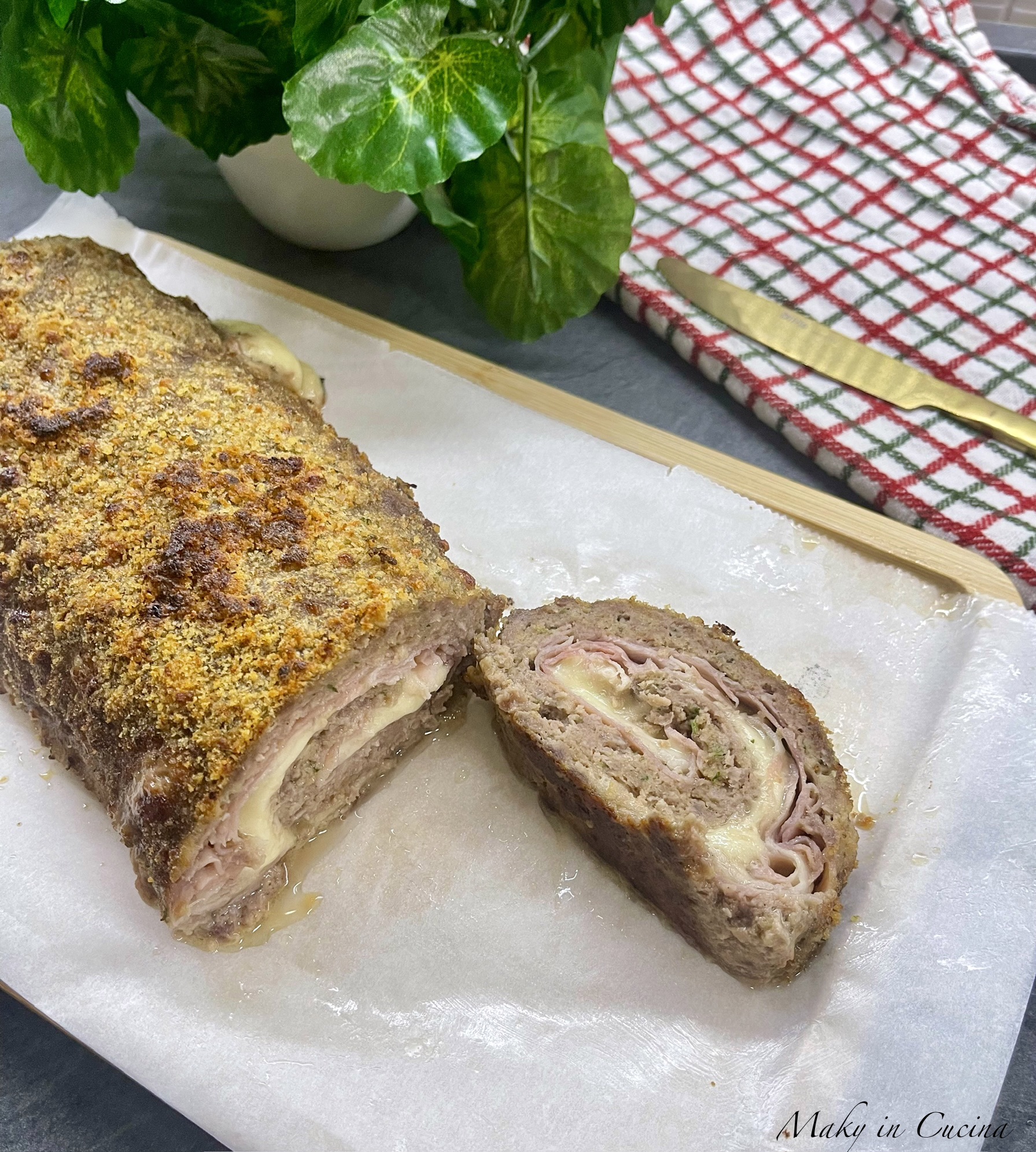 Hackbraten mit Kochschinken und Provola