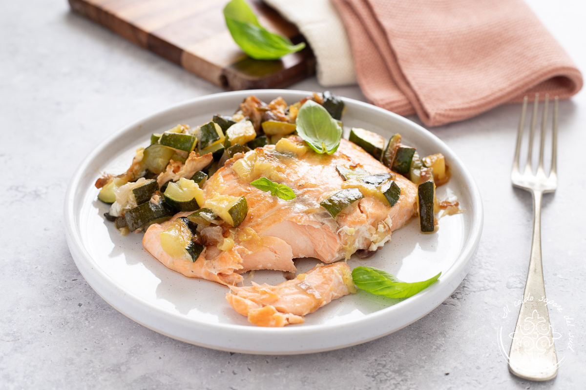 Lachs mit Zucchini in der Pfanne