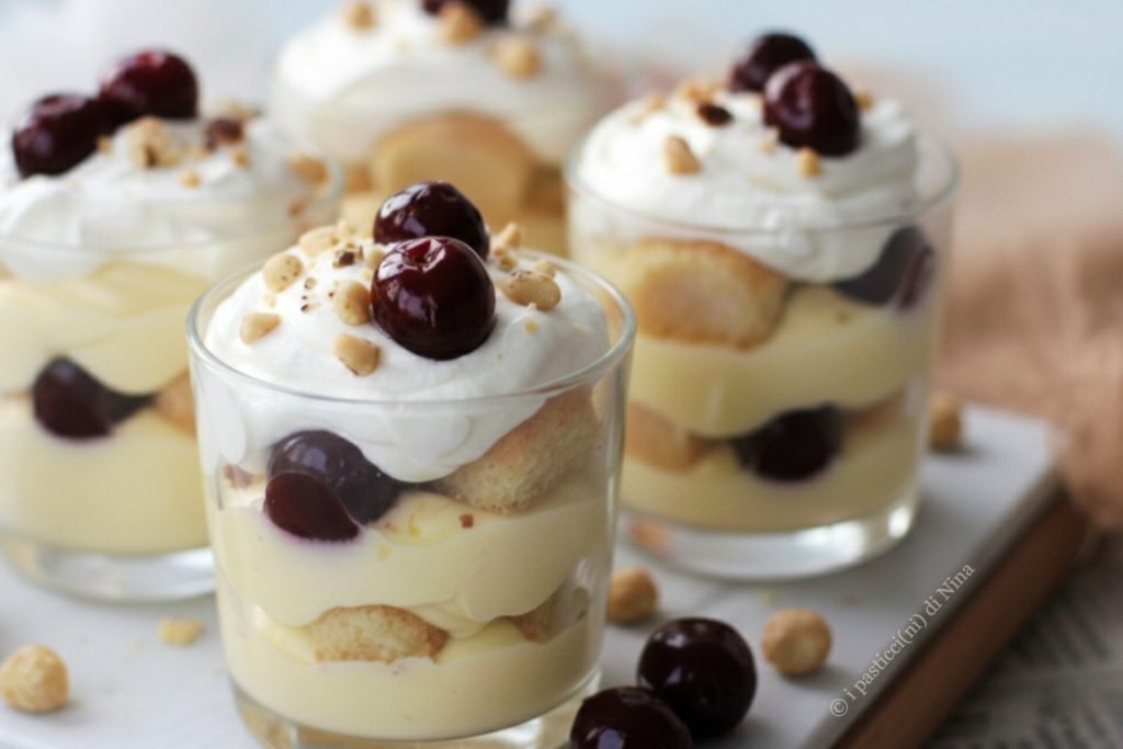 Cremiger Amarena-Becher – ein Löffeldessert mit Zitronen-Diplomatcreme, Löffelbiskuits und Amarena-Kirschen im Sirup i Pasticcini di Nina