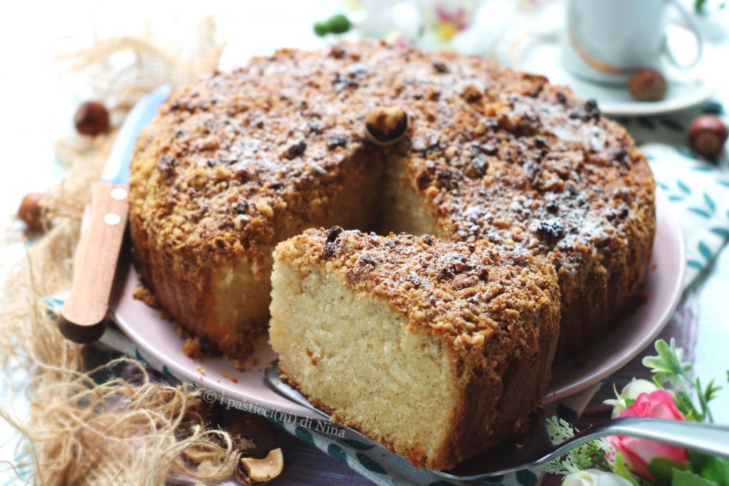 Federkuchen mit Haselnüssen, fluffig und duftend – einfaches, schnelles Rezept für einen sehr weichen Kuchen wie eine Wolke | i pasticcini di Nina