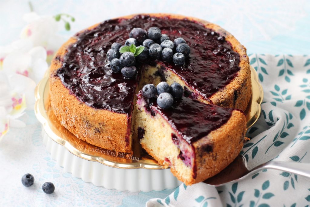 Einfach und schnell: Der Blaubeerkuchen ist ein lockerer, aromatischer und leckerer Kuchen mit einer Schicht Konfitüre obenauf - i pasticcini di Nina