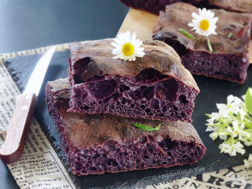 Focaccia mit violettem Maismehl lange Gehzeit bekömmlich leicht Hefeteig gesundheitliche Vorteile i pasticcini di Nina Rezept herzhaftes Gebäck für Halloween Fest