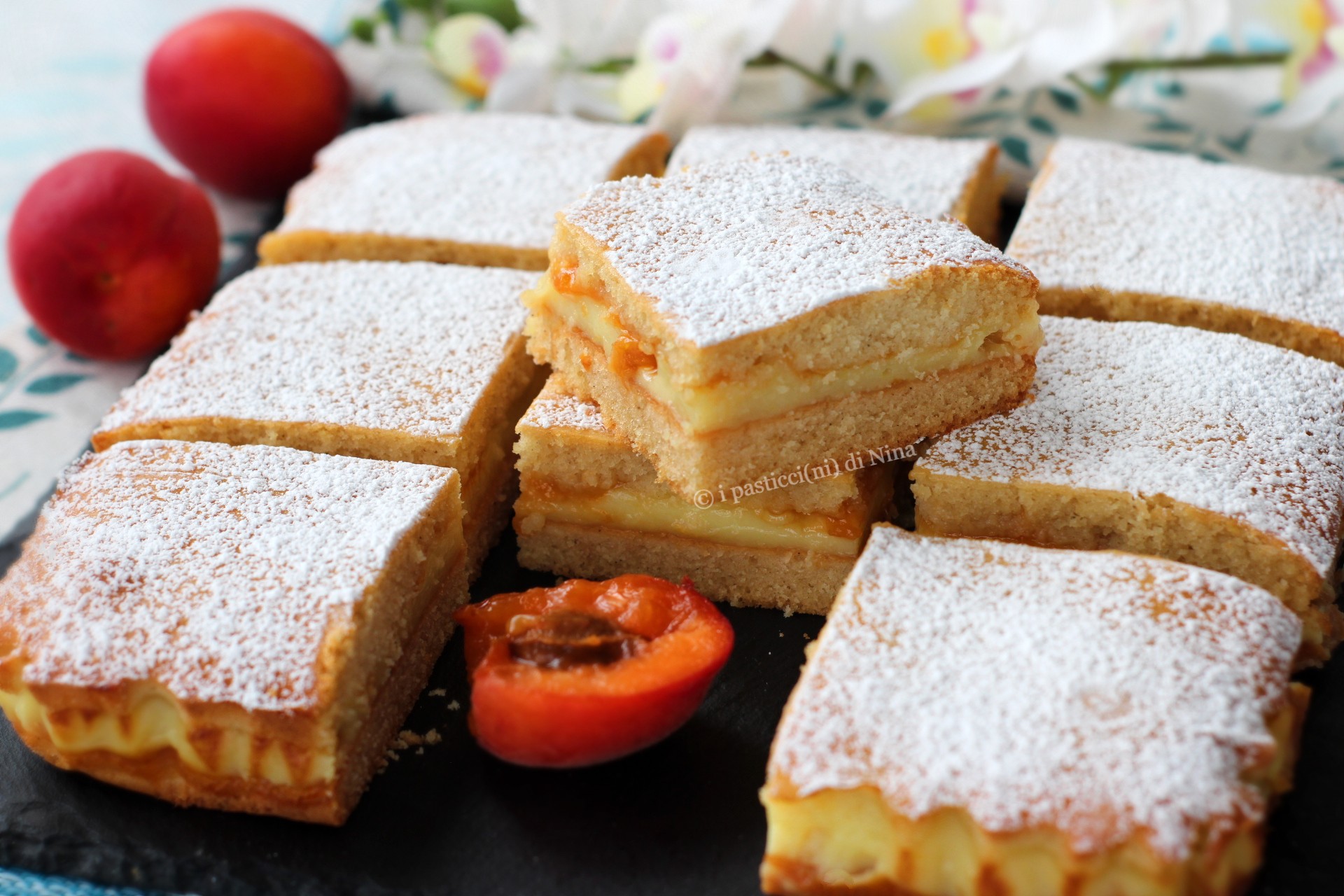 Gegossener Kuchen mit Vanillecreme und Marmelade