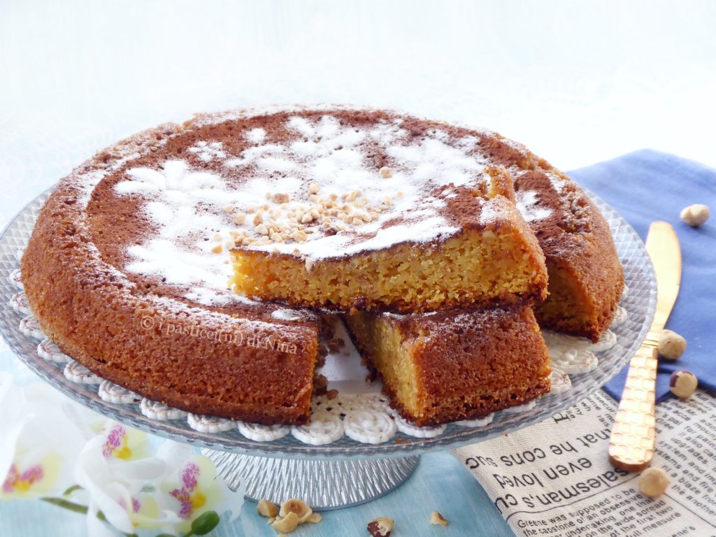 Haselnusskuchen ohne Mehl und ohne Gluten, mit sehr wenigen Zutaten zubereitet, ähnlich der Caprese-Torte, i pasticcini di Nina