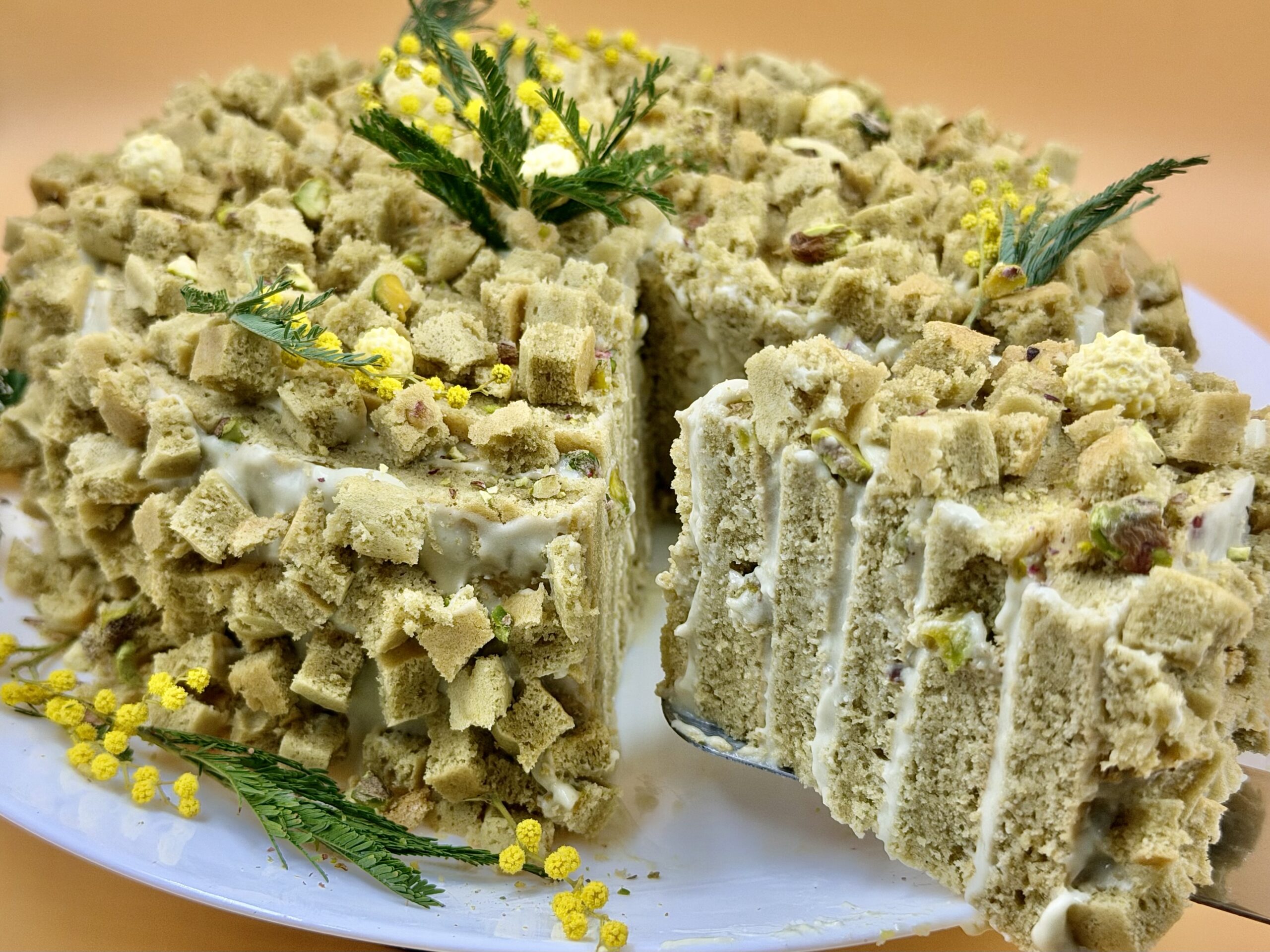 Cremige Pistazien‑Mimosa‑Rolle: die spektakuläre Torte zum 8. März