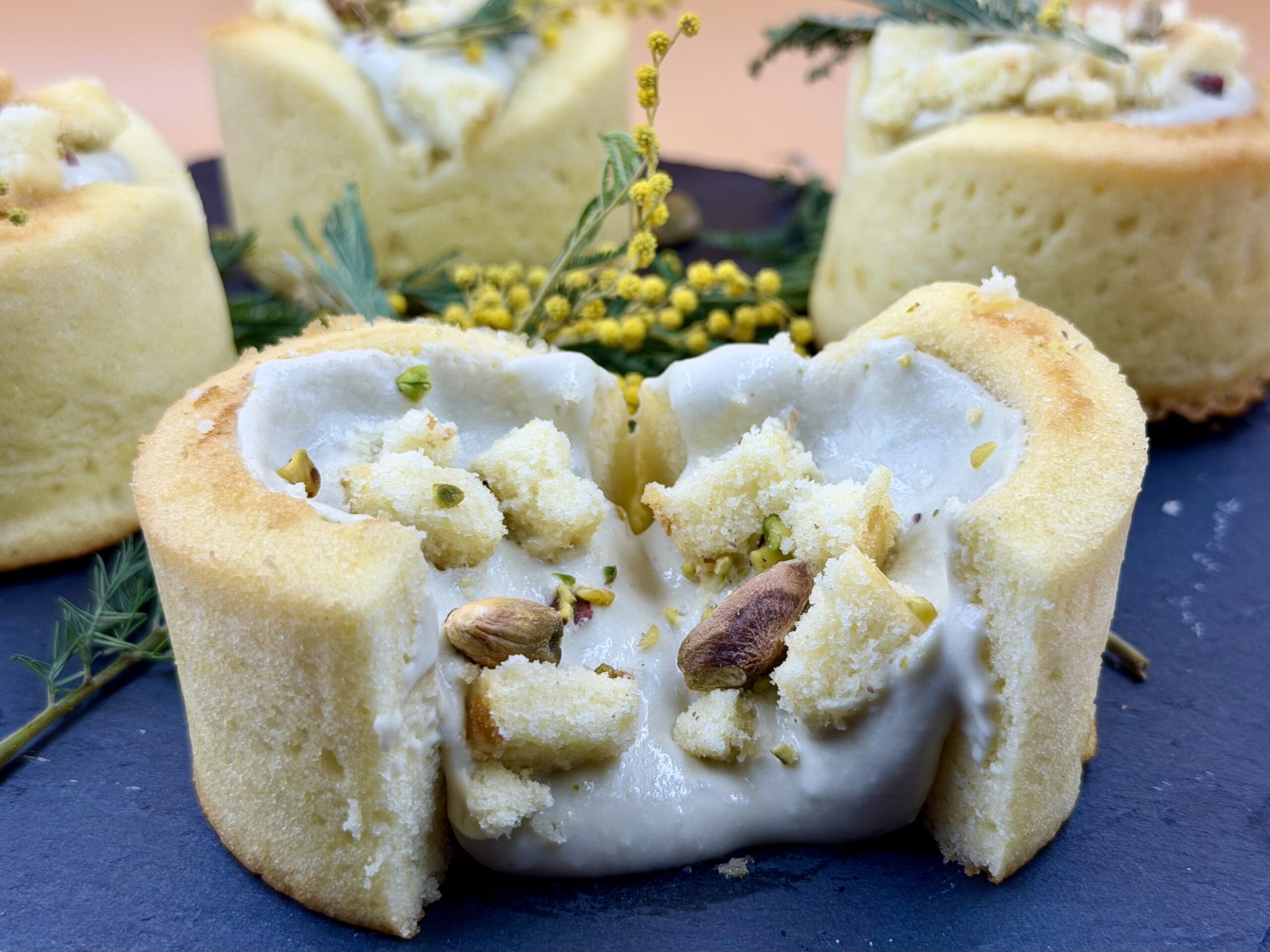 Cremige Pistazien-Mimosa-Tartelettes: das perfekte Dessert zum Frauentag