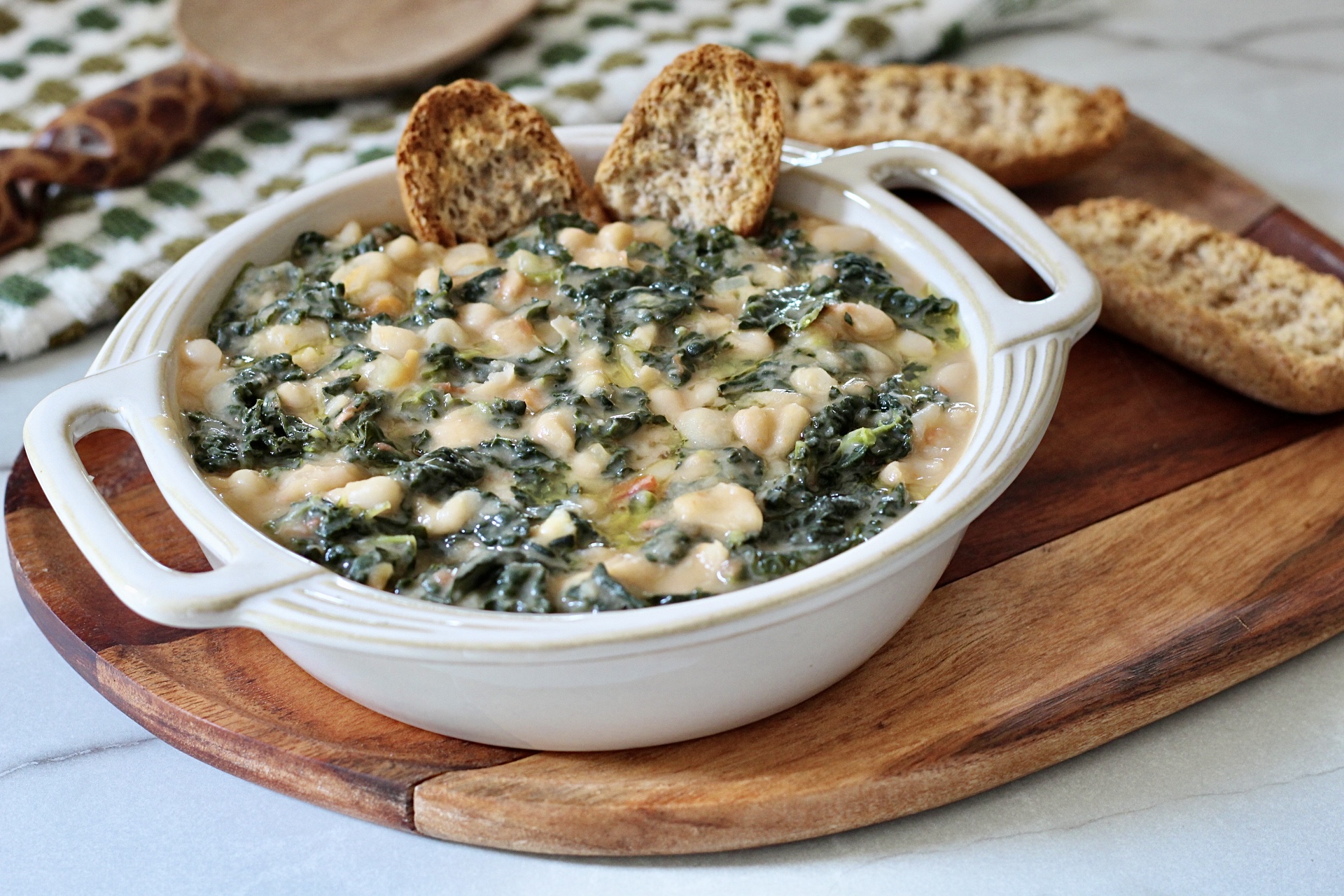 Schwarzkohl- und Cannellini-Suppe, einfaches und schnelles Rezept.