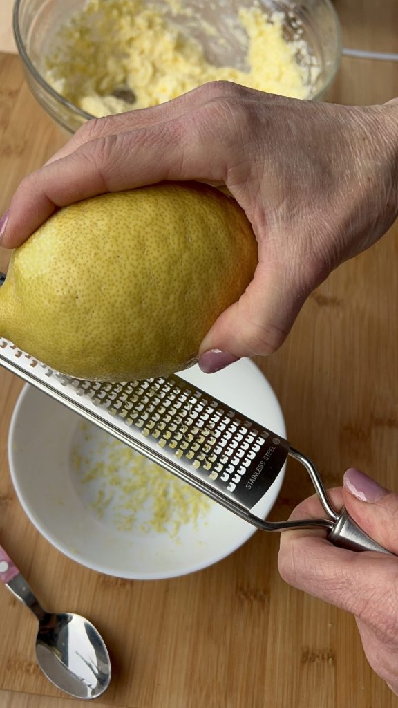 Geriebene Zitronenschale für weiche, schnelle Zitronenkekse