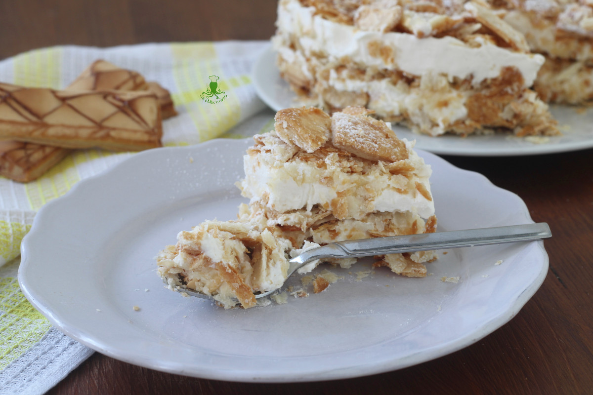 Kalte Krümeltorte mit Blätterteiggebäck, fertig in 15 Minuten