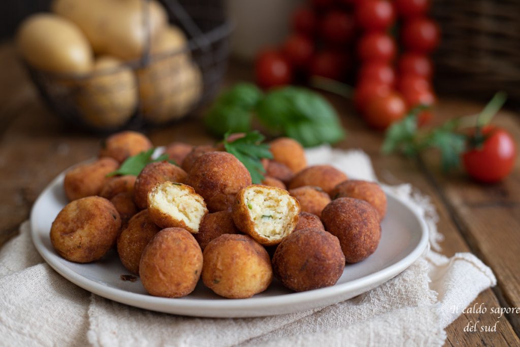 Knusprig und goldbraun frittierte Kartoffelbällchen