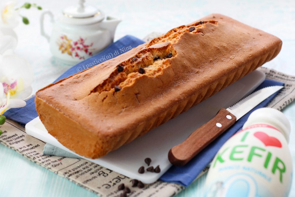 Kefir-Plumcake mit Zartbitter-Schokotröpfchen, aus Eiweiß und einem fermentierten Milchgetränk – ein probiotisches Lebensmittel mit wohltuenden Eigenschaften. Rezepte von i Pasticcini di Nina, laktosefrei