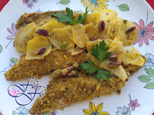 FRISCHE MAKRELENFILETS AUF KARTOFFEL-MILLEFEUILLE MIT PISTAZIENKRUSTE