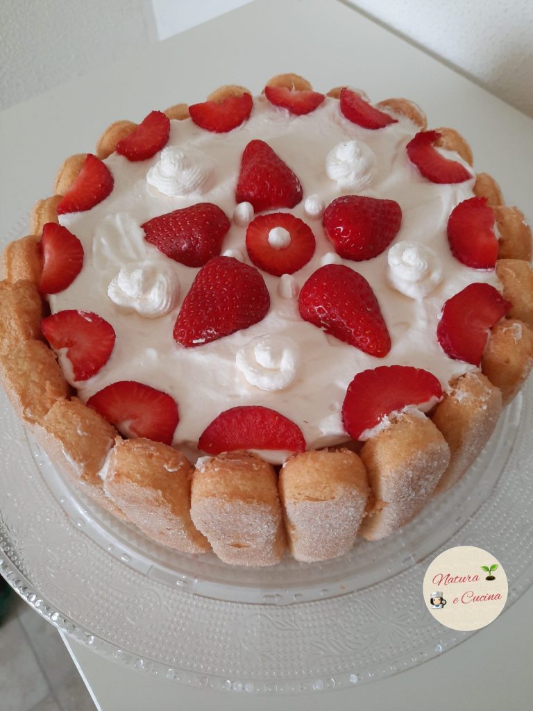 Charlotte mit Erdbeeren