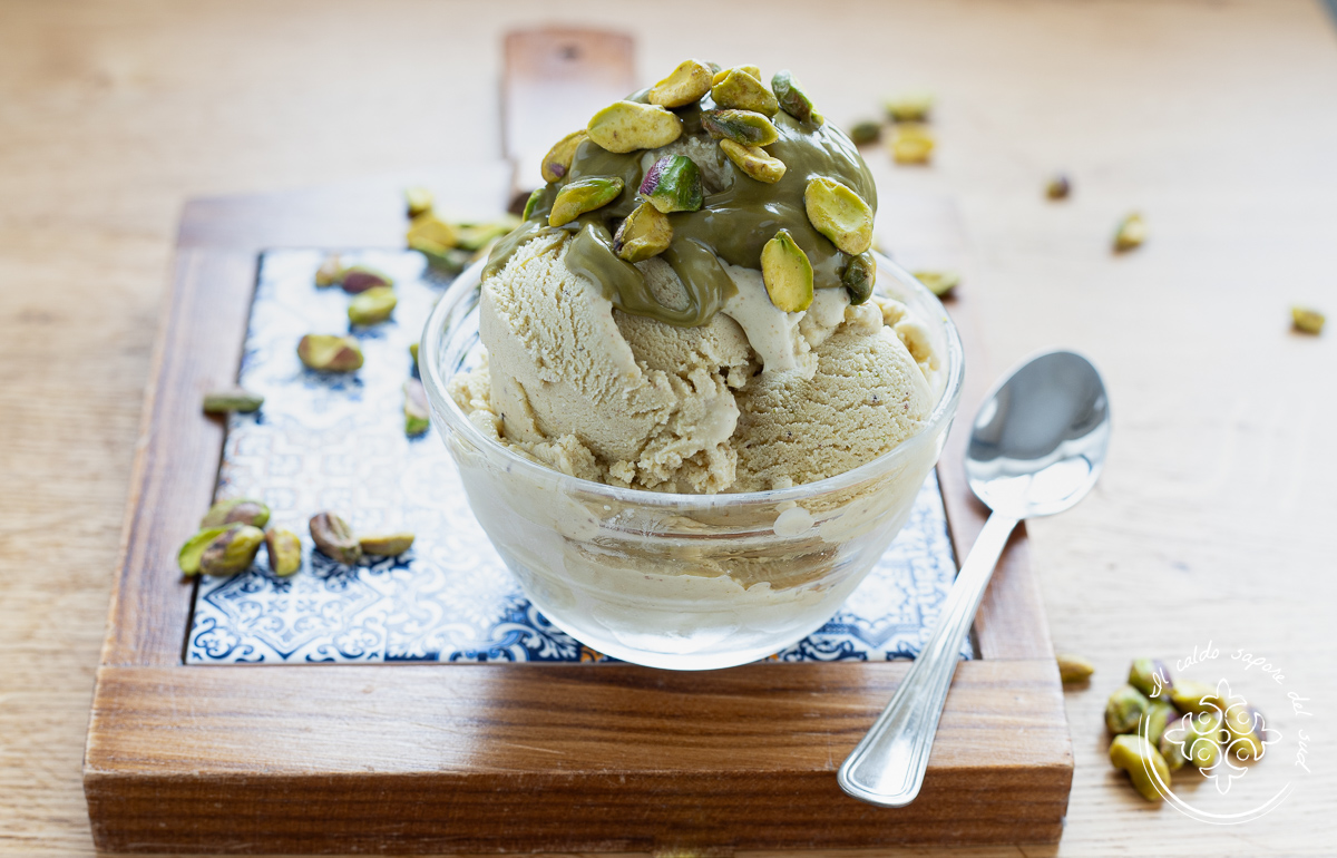 Pistazieneis mit Eismaschine