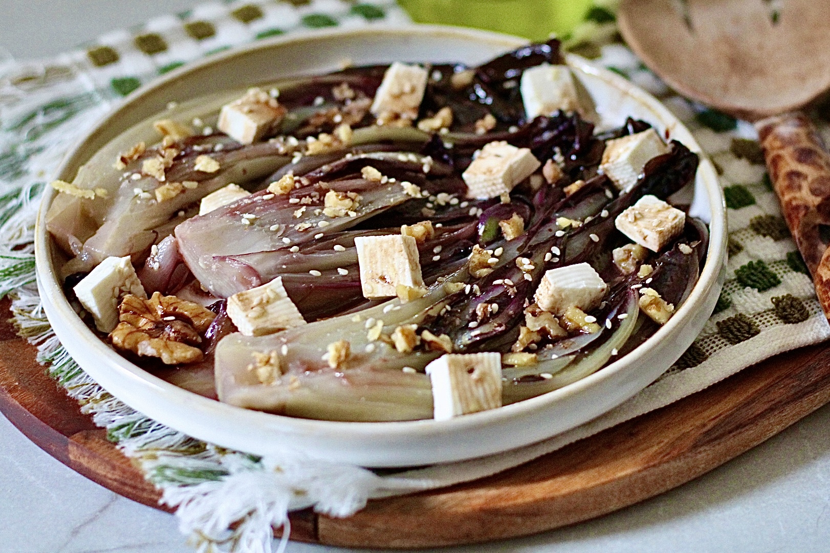 Wie du Radicchio schnell, einfach und lecker in der Pfanne zubereitest.