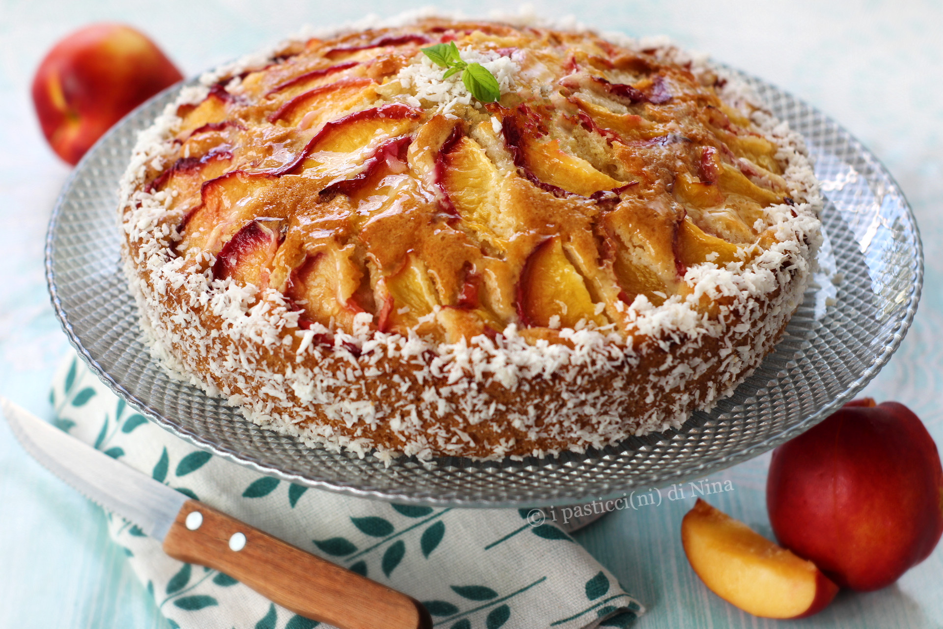 SAFTIGER KUCHEN MIT PFIRSICHEN UND KOKOS