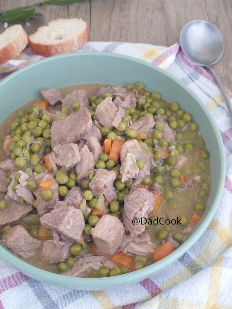 Schweinegulasch mit Erbsen: das klassische Rezept für superzartes Fleisch