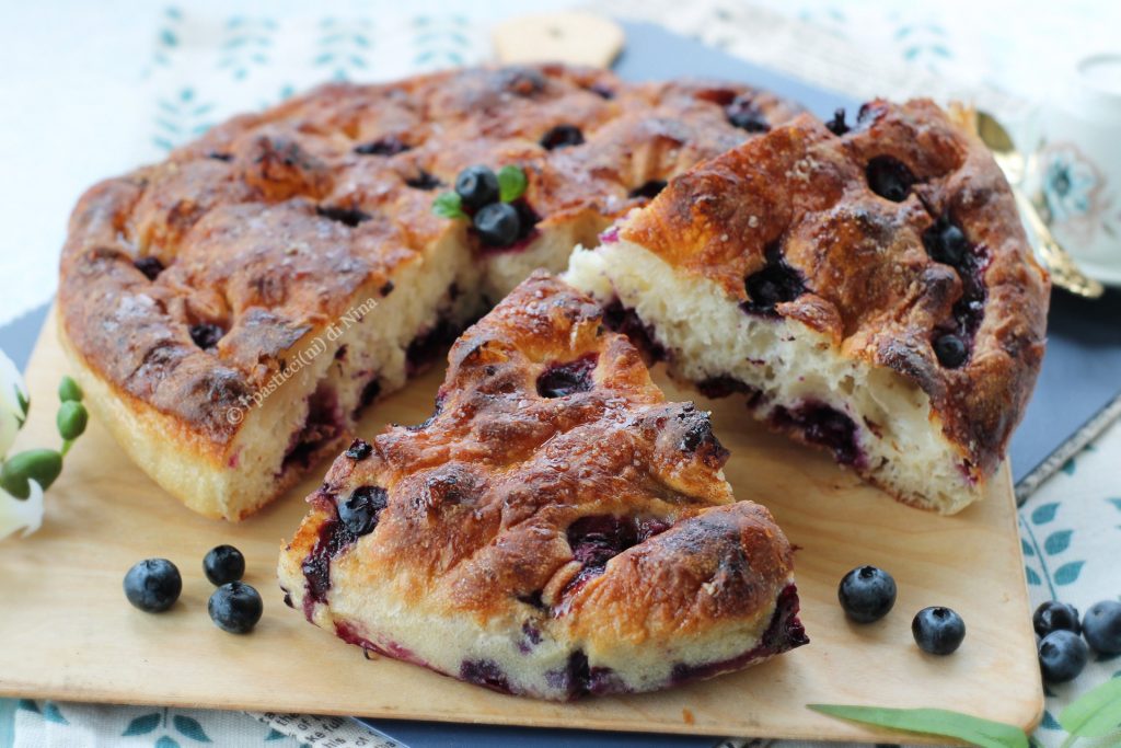 Süße Focaccia mit Heidelbeeren, weicher Hefeteig - Rezept von I Pasticcini di Nina