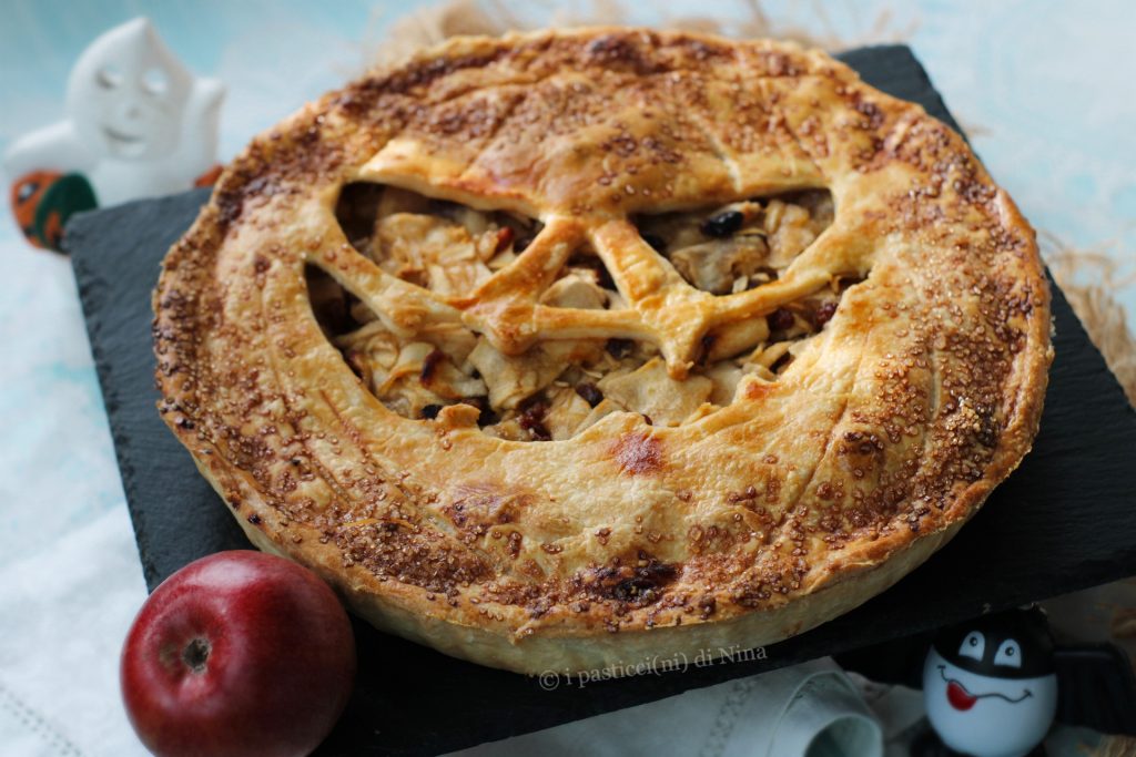 Süßer Blätterteigkuchen zu Halloween – Mottoparty mit Äpfeln, Rosinen und Löffelbiskuits | i pasticcini di Nina