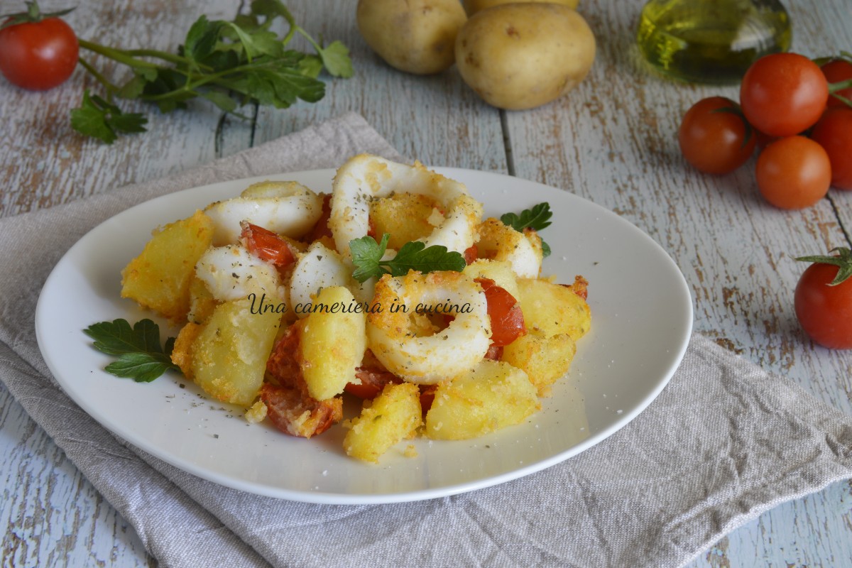 Tintenfischringe mit Kartoffeln und Kirschtomaten