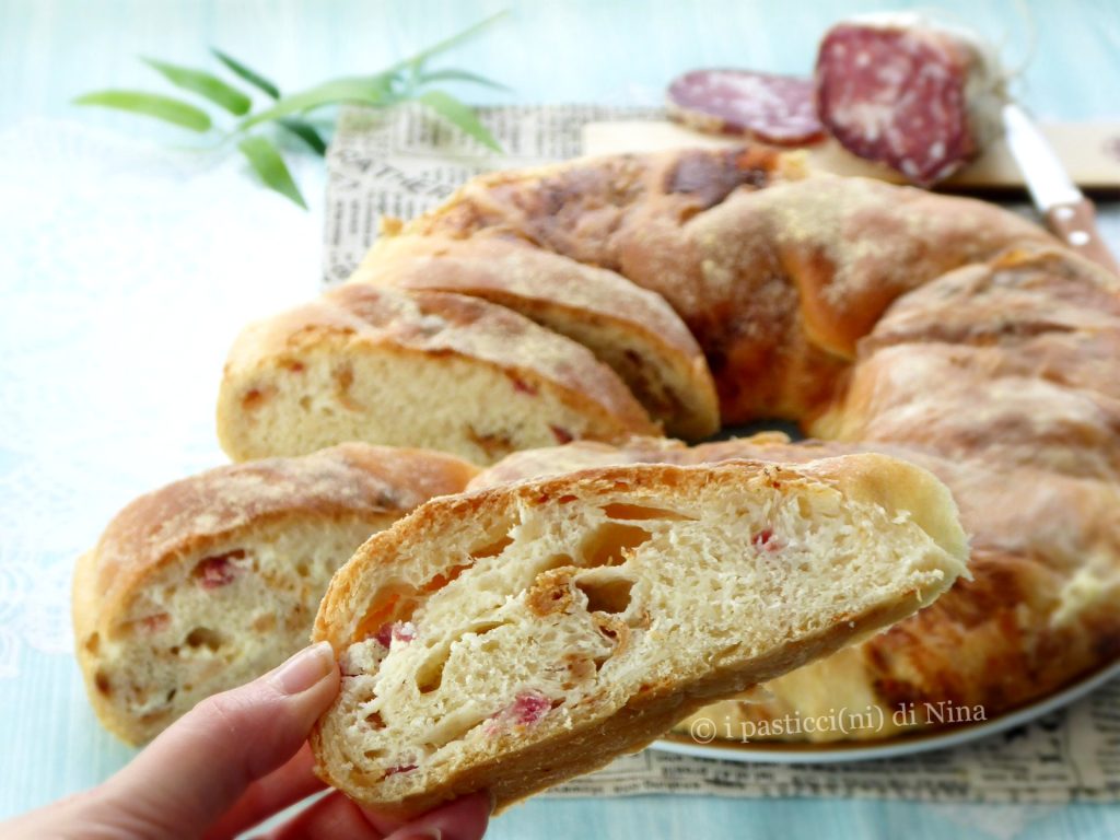 Lockerer Brotkranz mit Ricotta und Grieben