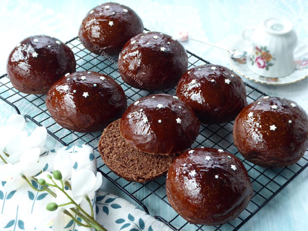 Weiche Brötchen mit Milch und Kakao, außergewöhnlich fluffige Hefeteilchen mit verführerischem Duft Die Pasticcini di Nina Originalrezepte