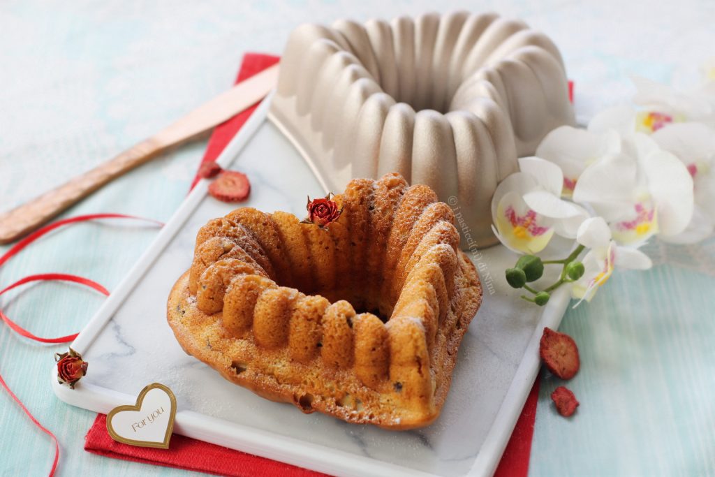 Weiche Mini-Ringe mit Sahne und frischen Erdbeeren ohne Butter oder Öl Mini-Bundt-Kuchen i pasticcini di Nina saisonale Dessertrezepte