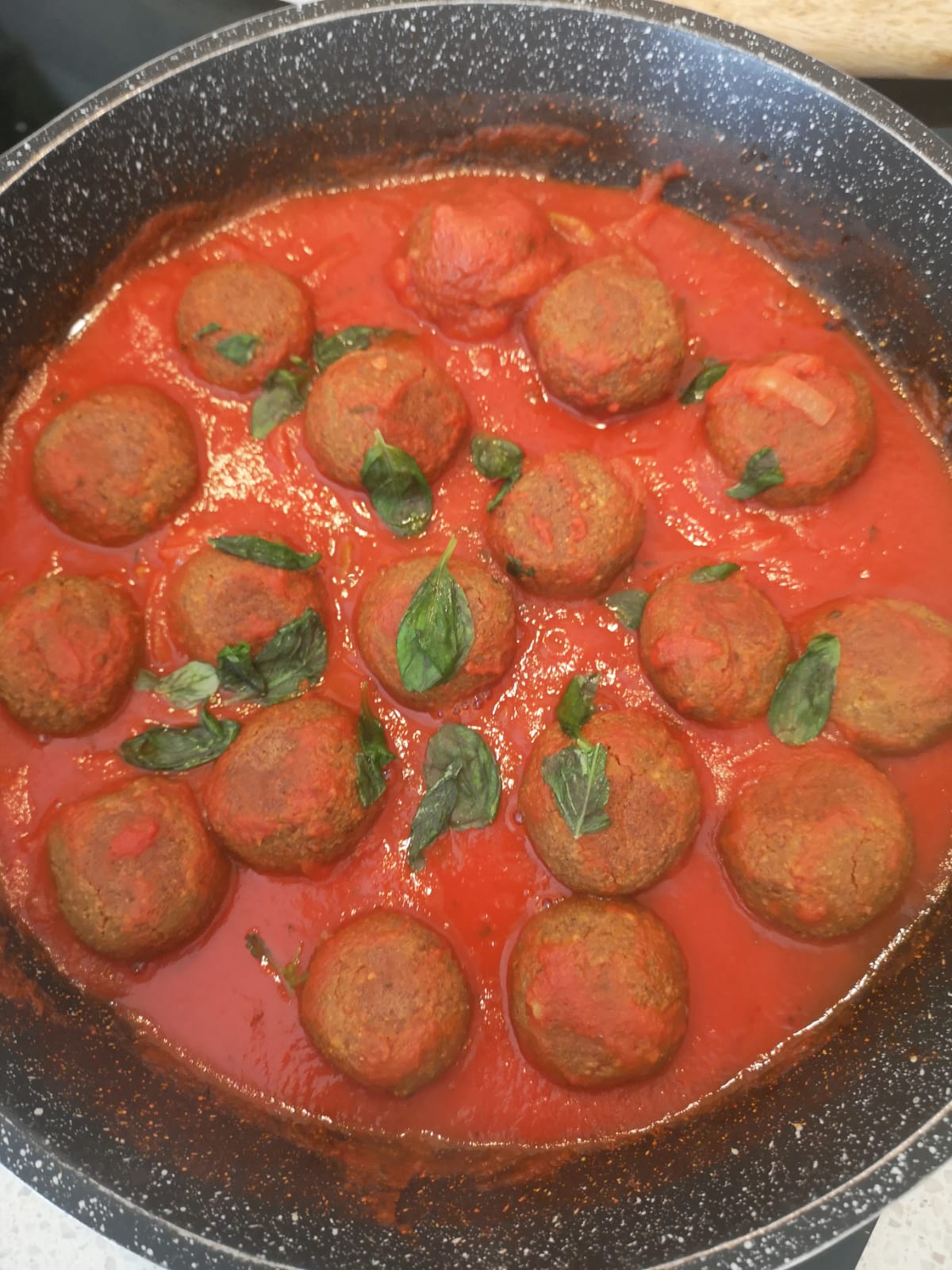 Weiche Linsenbällchen in Tomatensoße: einfaches vegetarisches Rezept