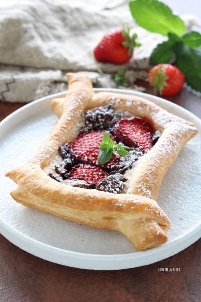 Aus dem Ofen nehmen, abkühlen lassen, Puderzucker verteilen und servieren