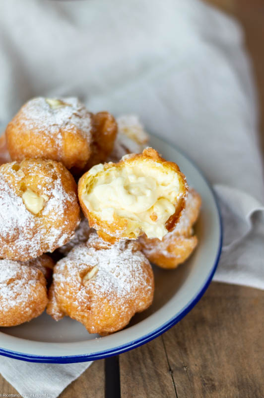 Mit Creme gefüllte Bignè di San Giuseppe