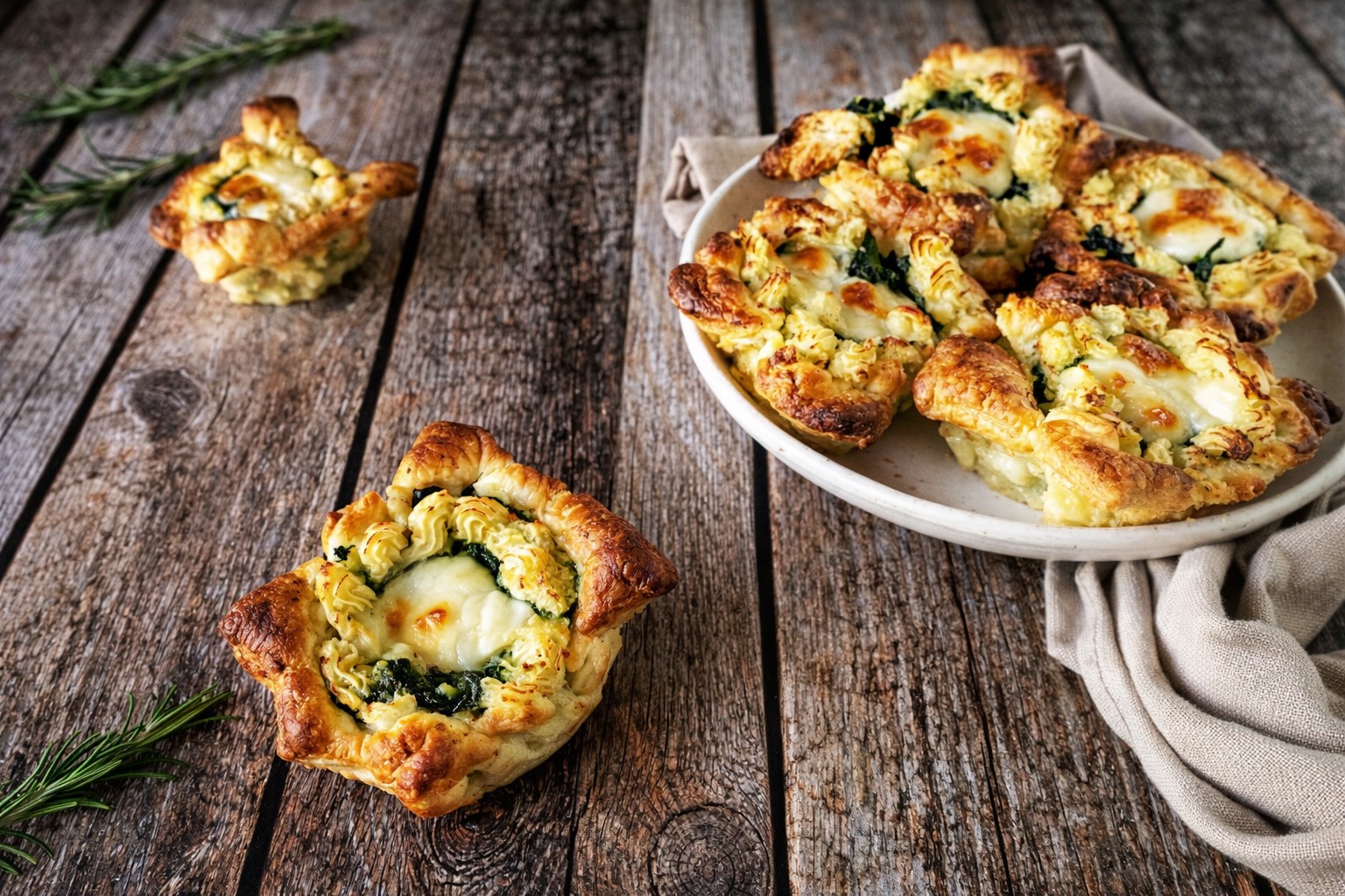 Blätterteig-Körbchen mit Spinat, Kartoffeln und Scamorza: der leckere Snack, in wenigen Minuten fertig