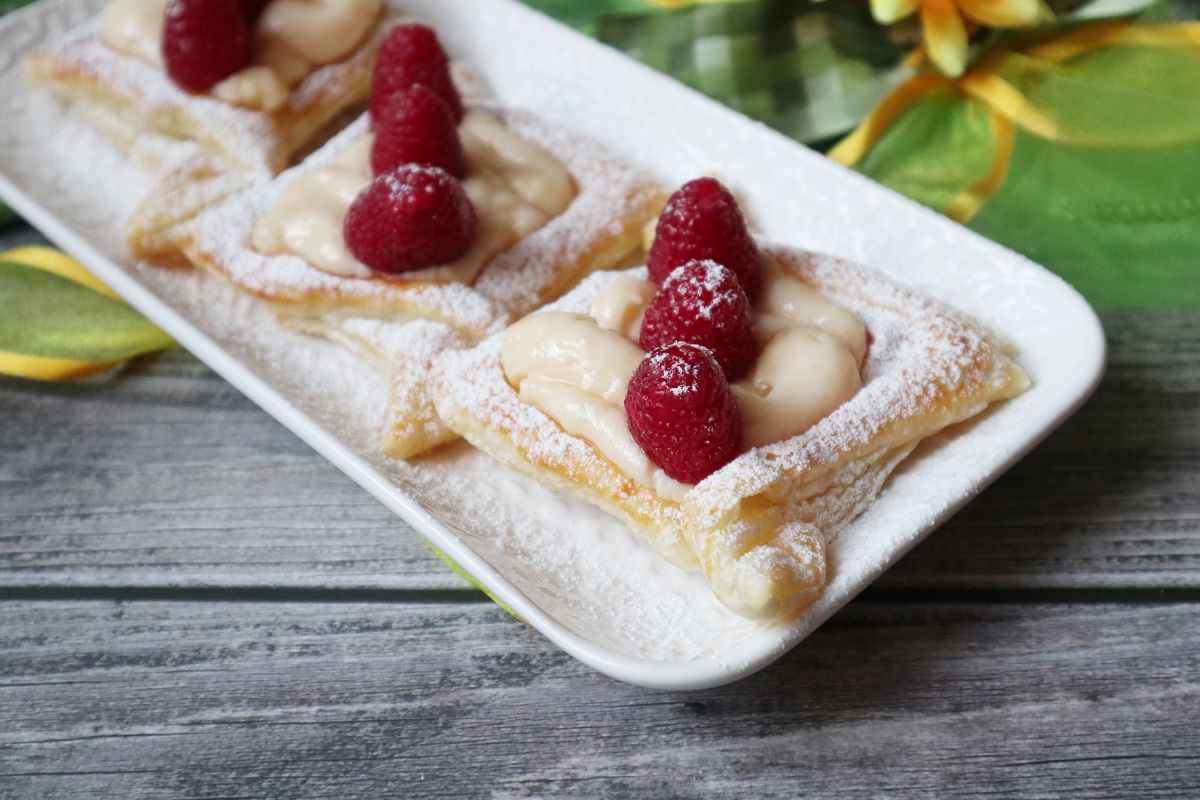 Blätterteigteilchen mit Creme und Himbeeren