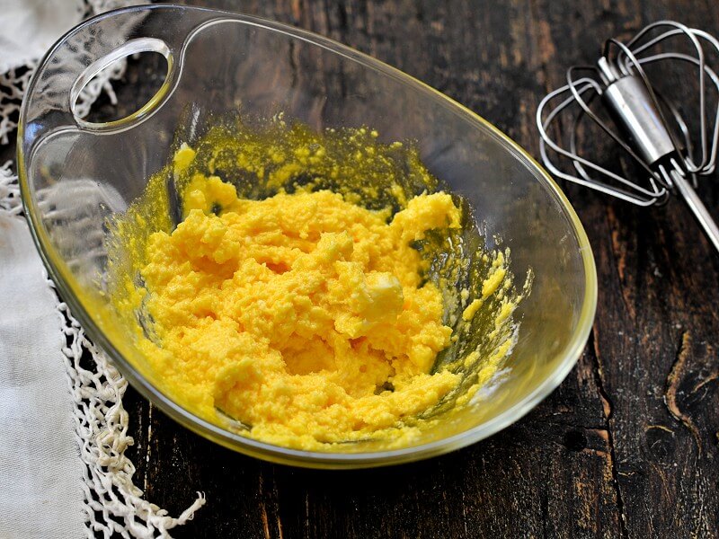 Teig des saftigen Butterkuchens in einer Schüssel