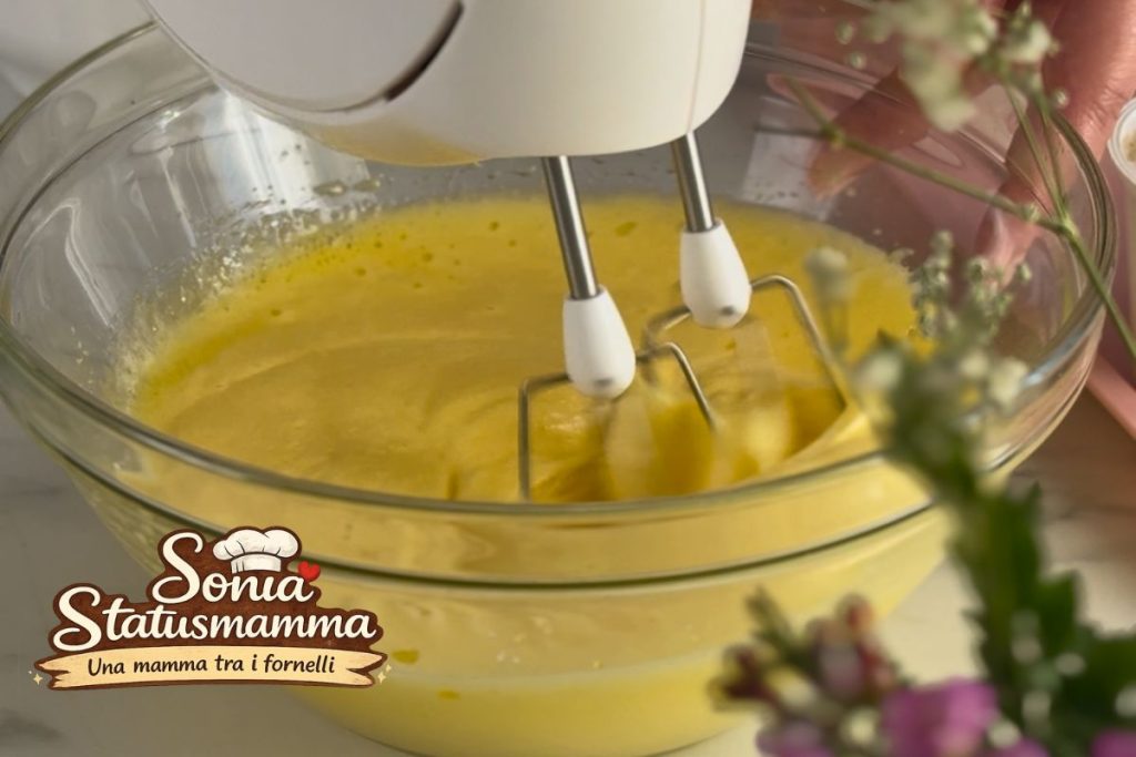 So schlägst du Eier und Zucker für den 7-Gläser-Orangenkuchen.