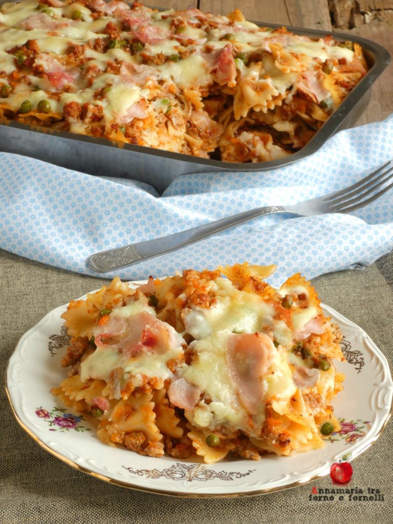 Gebackene Farfalle mit Schinken und Béchamel