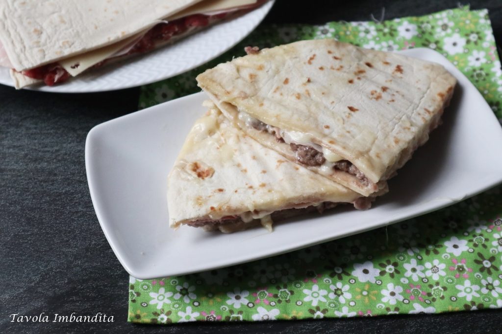 Gefüllte Piadinen mit Fleisch, Schinken und Käse