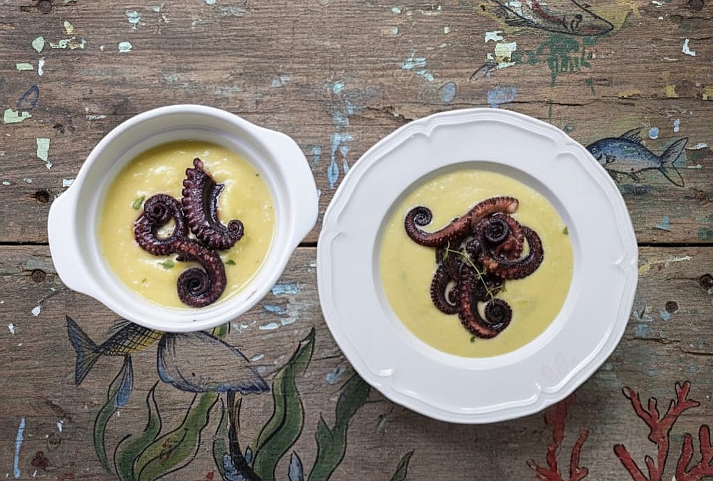 Geröstete Mini-Oktopusse auf Lauchcreme