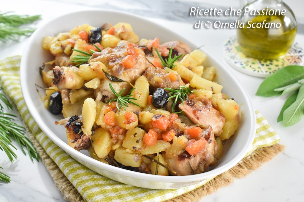 Geschmorte Hähnchenschenkel mit Kartoffeln in der Pfanne