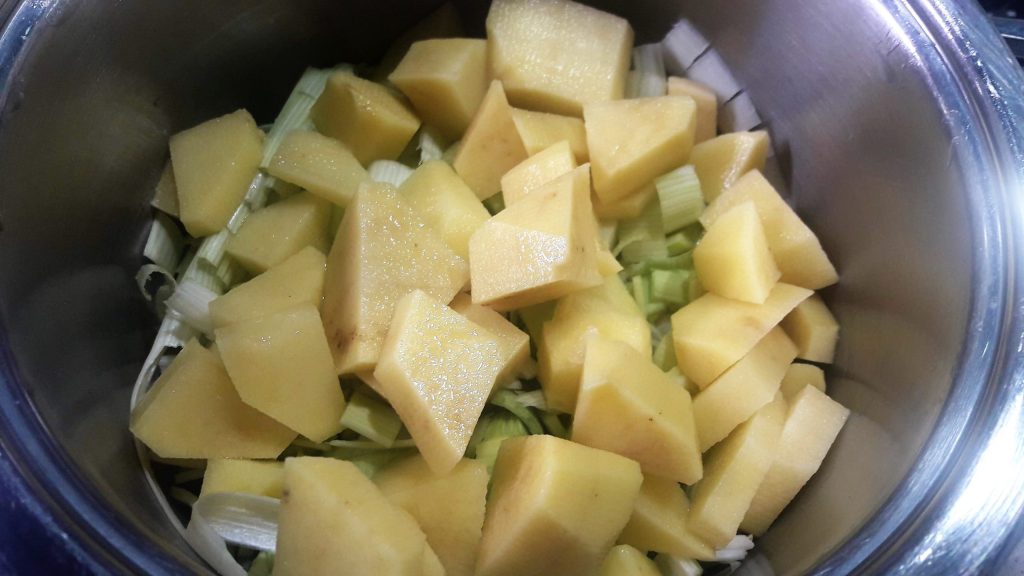Kartoffeln würfeln und zum Lauch geben