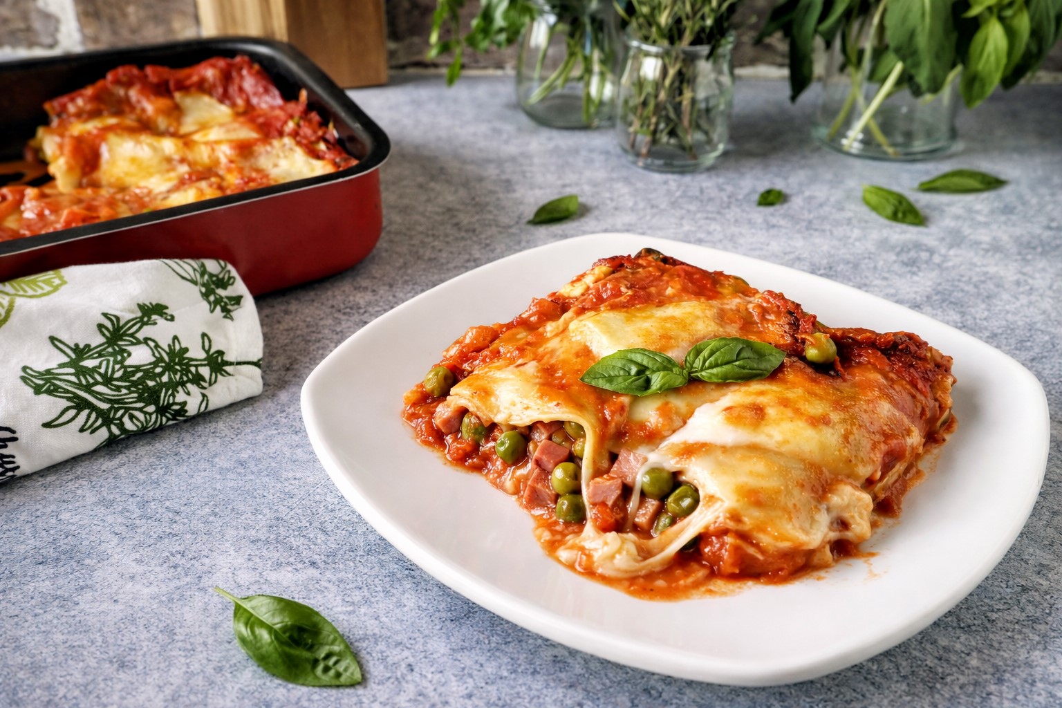 Lasagne mit Tomate, Erbsen und Provola: cremig, zerlaufend und perfekt fürs Sonntagsessen
