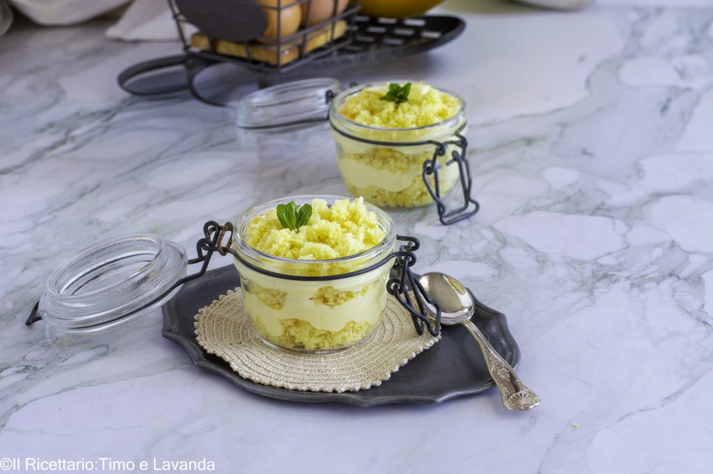 Detail der Creme und der goldenen Würfel bei den glutenfreien und laktosefreien Mimosen im Glas