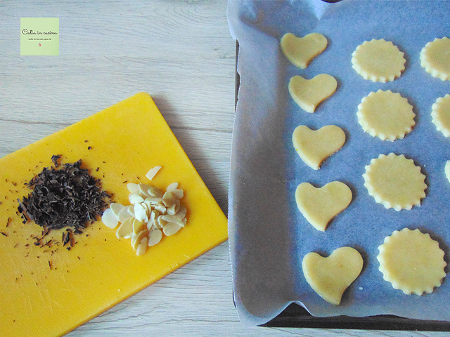 Schokolade, Mandelblättchen, Kekse zum Backen