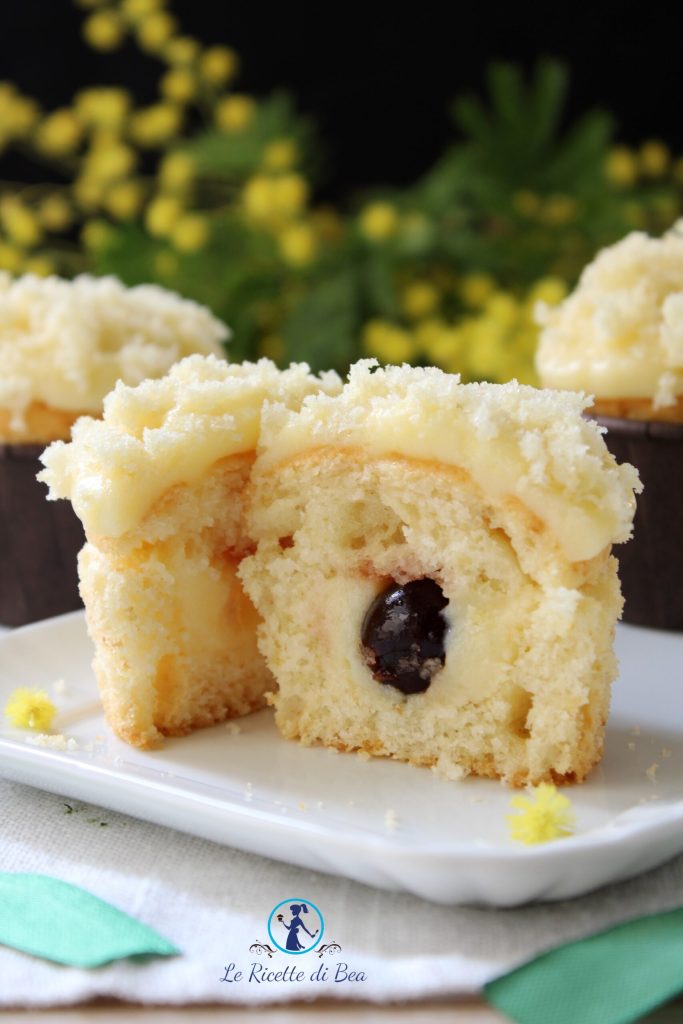 Muffins mit Creme und Amarenen